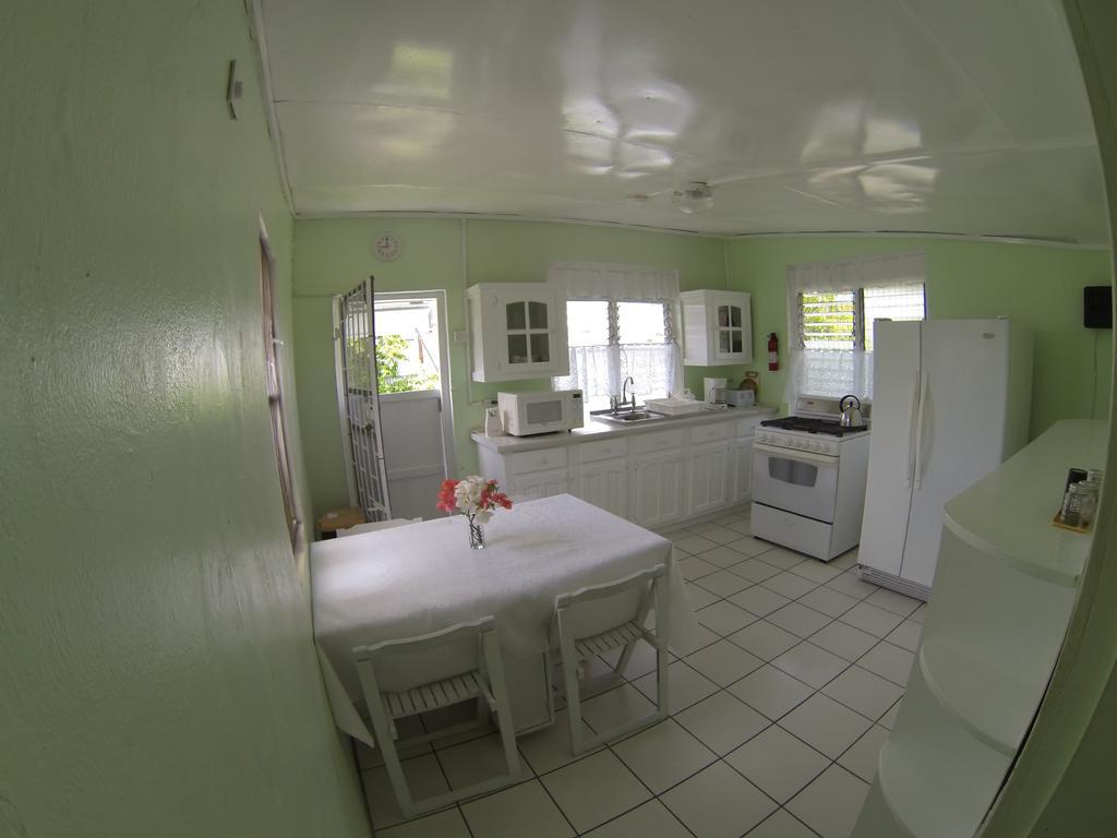Beach Guest House Cleverdale Бриджтаун Екстериор снимка
